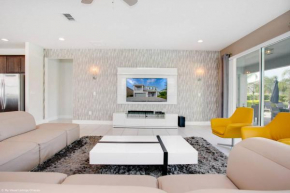 Stylish Family Home Private Pool/Spa 10min Disneyworld Sleeps 22